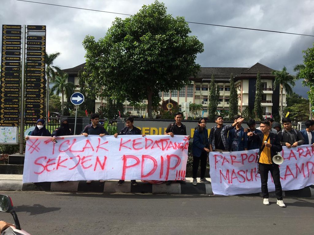 Mahasiswa Tolak Kedatangan Sekjen DPP PDIP Hasto Kristiyanto ke Unram